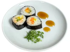 3-er Sushi mit gepickeltem Gemüse, Sesam-Zitronen-Dressing und Sojasauce