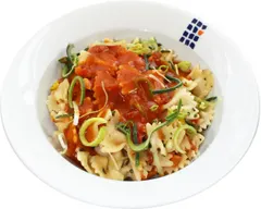 Paprika-Farfalle mit frischem Lauch